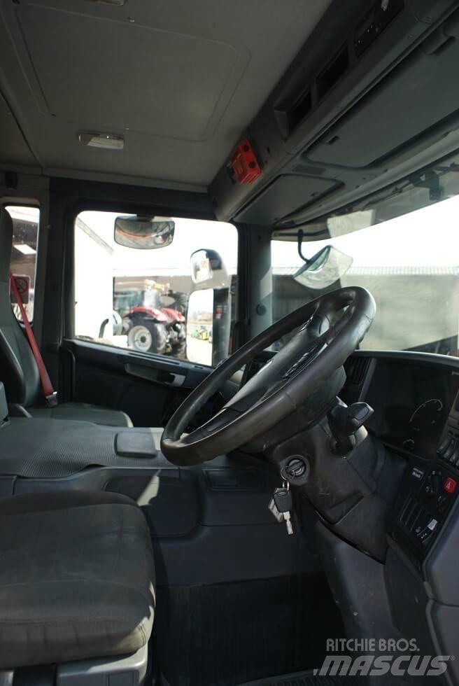Scania P 360 CB Kamioni sa ravan platformom / vitlom