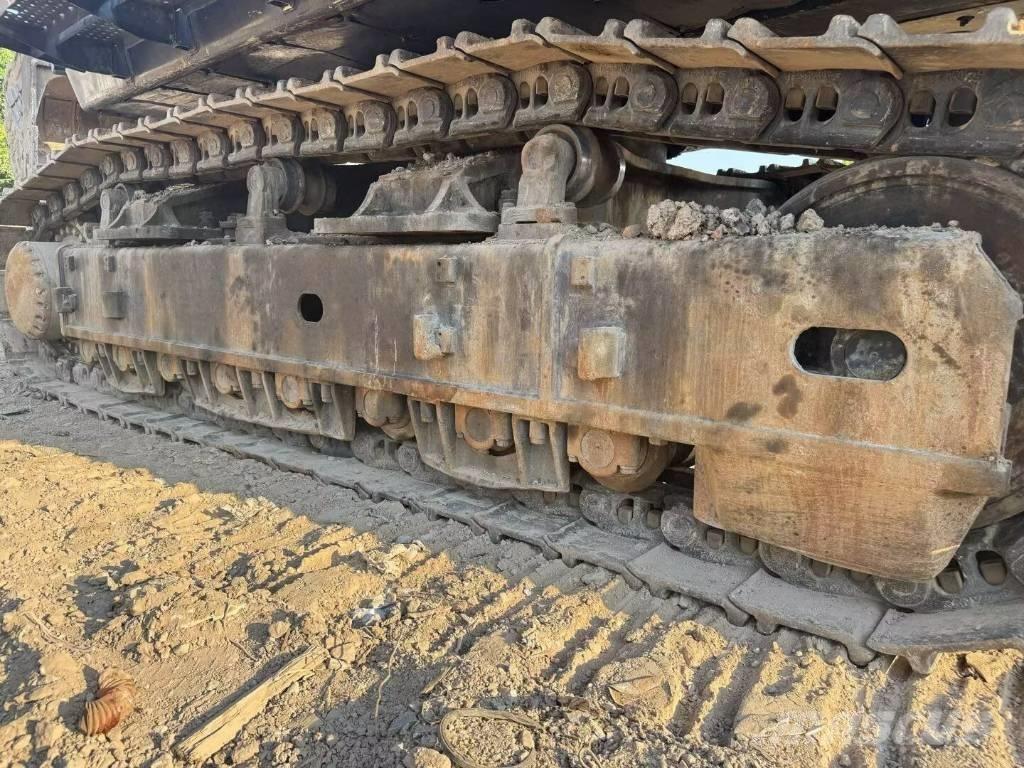 Hitachi ZX690LCH-5A Bageri guseničari