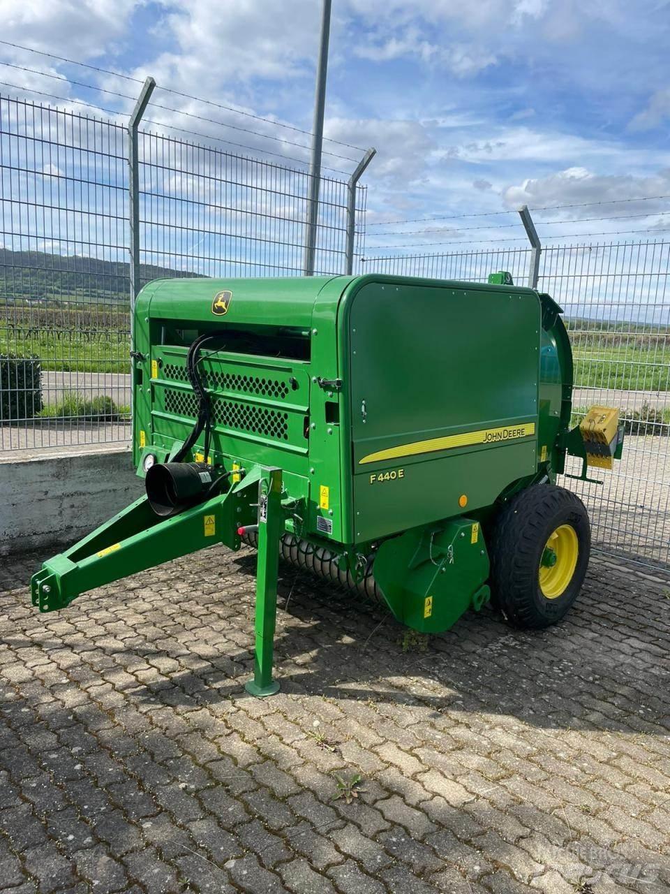 John Deere F440E Prese/balirke za rolo bale