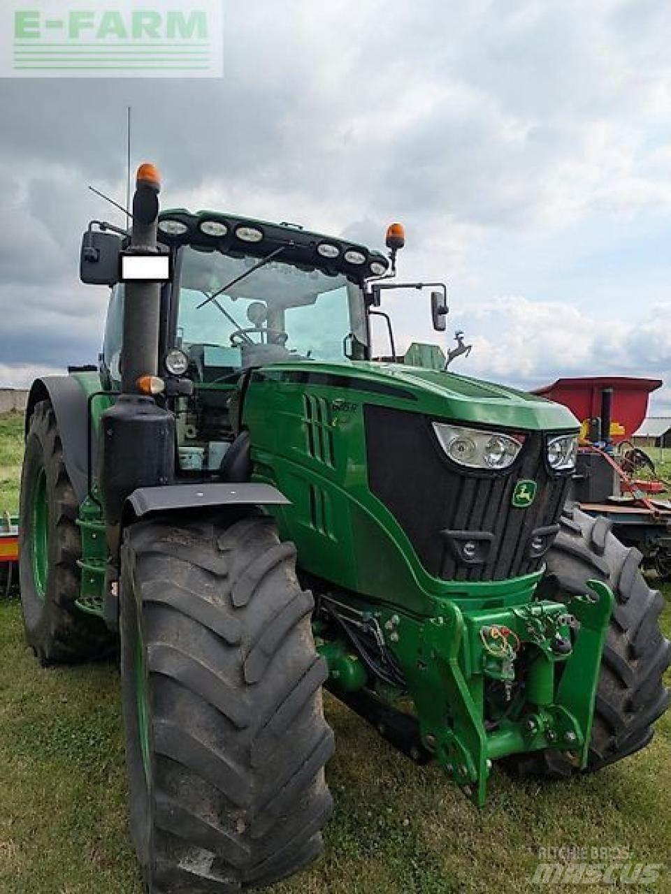 John Deere 6215 r Traktori
