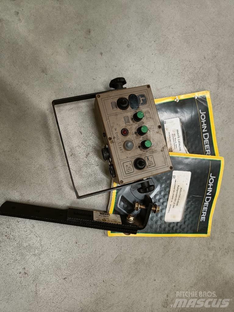 John Deere 623N Prese/balirke za rolo bale