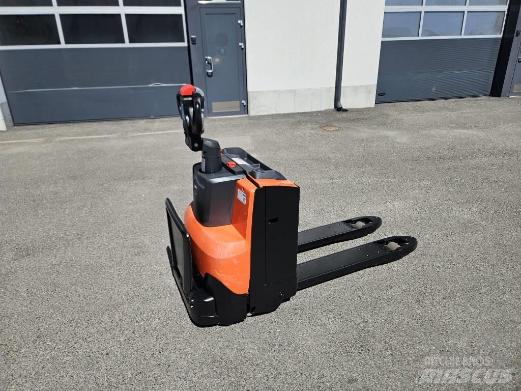 Toyota LWE 200 Nisko podizni električni viljuškar sa stajalištom