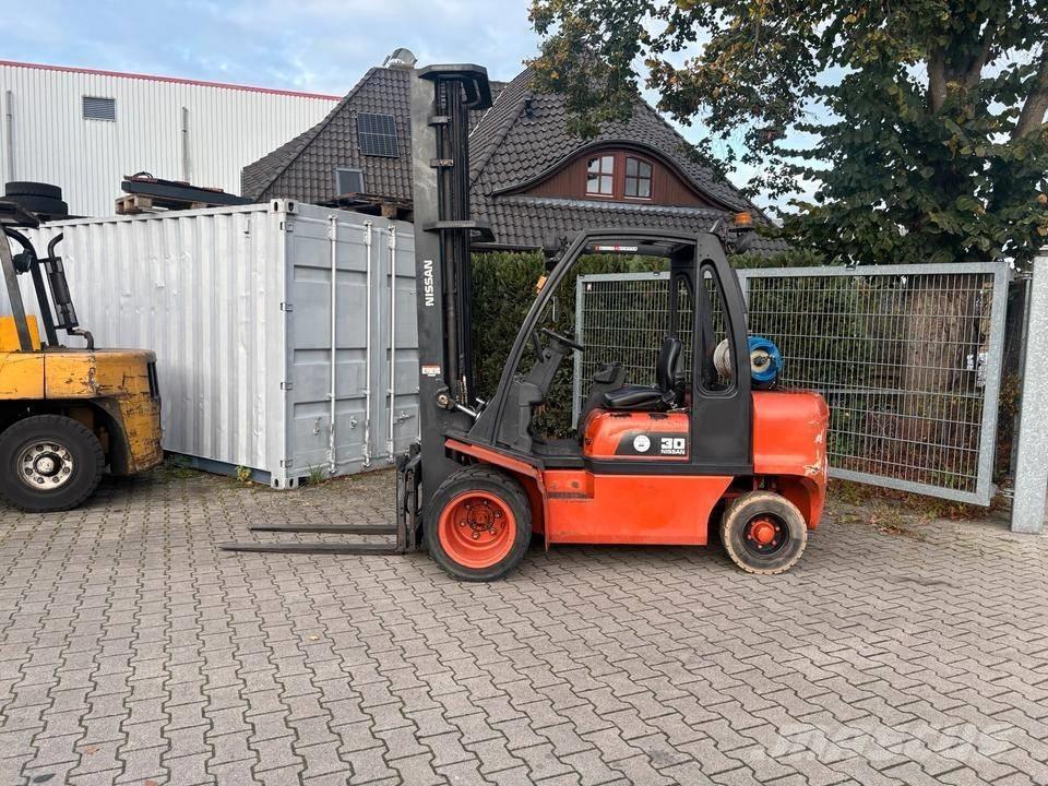 Nissan UGD02 A 30 PQ Plinski viljuškari