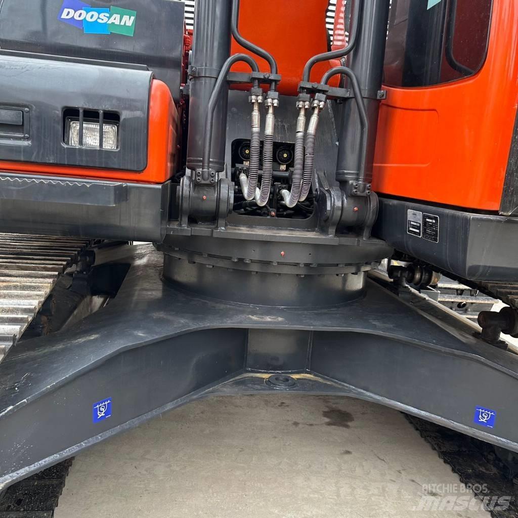 Doosan DX225LC-9 Bageri guseničari