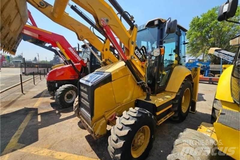 CAT 426F2 TLB Rovokopači