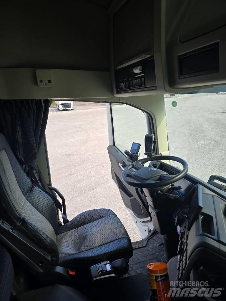 Volvo FM Electric Rol kiper kamioni sa kukom za podizanje tereta