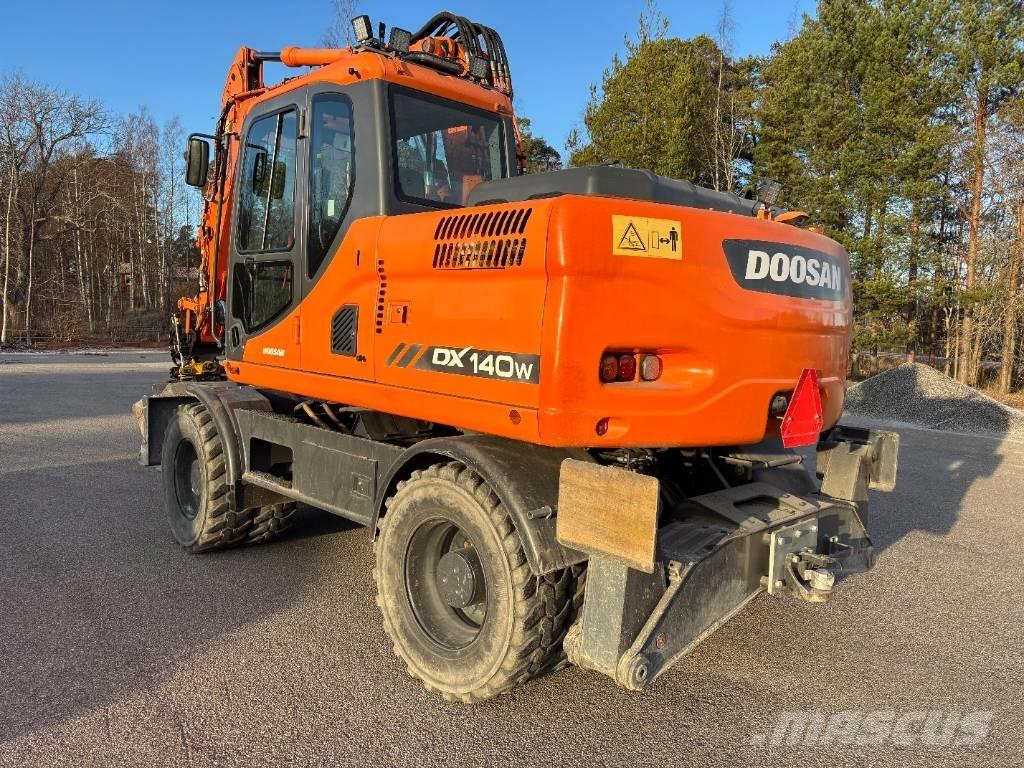 Doosan DX 140 W + vagn Bageri točkaši