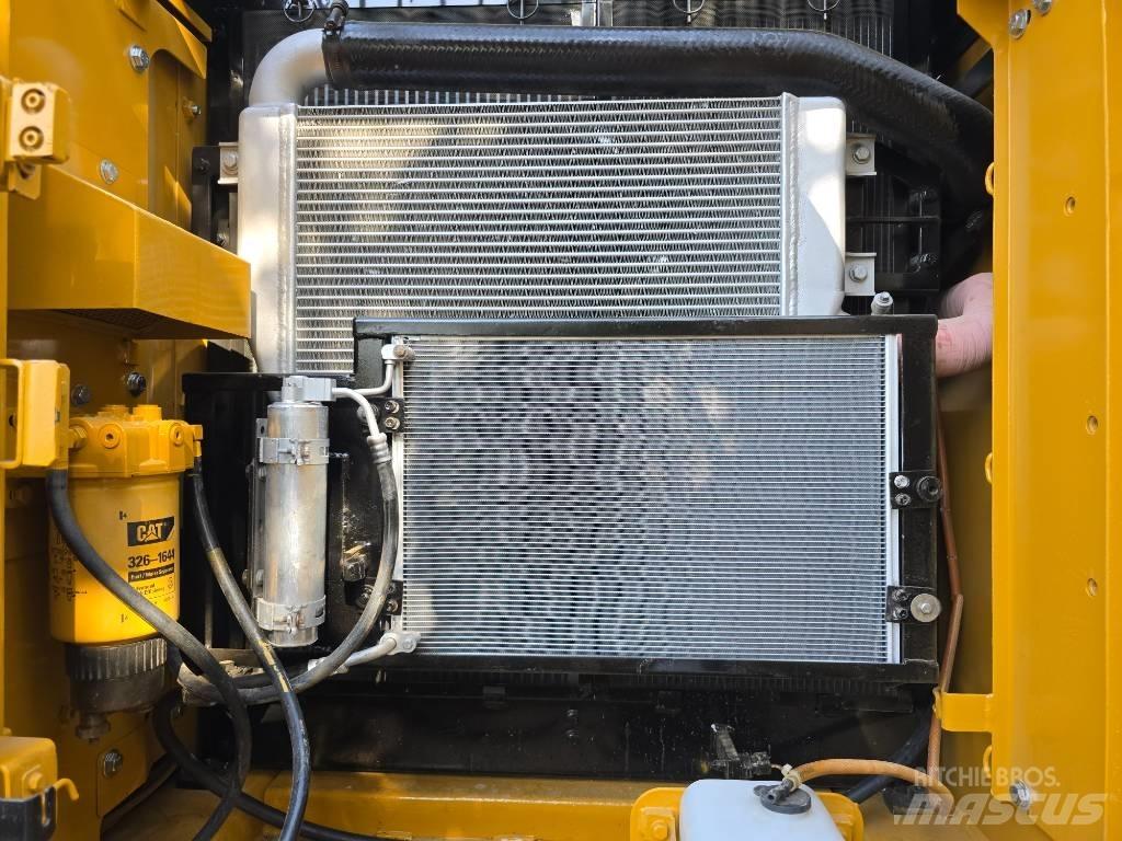 CAT 320D2 Bageri guseničari