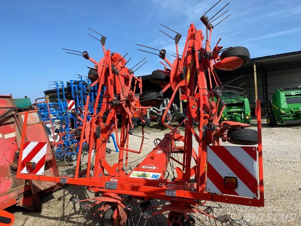 Kuhn GF8702 Okretači i sakupljači sena