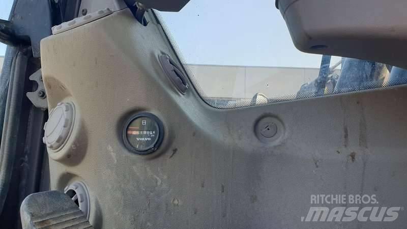 Volvo EW 210 C Bageri točkaši