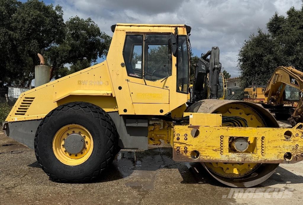Bomag BW 211 D-3 Valjci sa duplim bubnjem