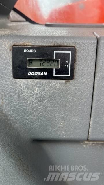 Doosan DX 140 Bageri guseničari
