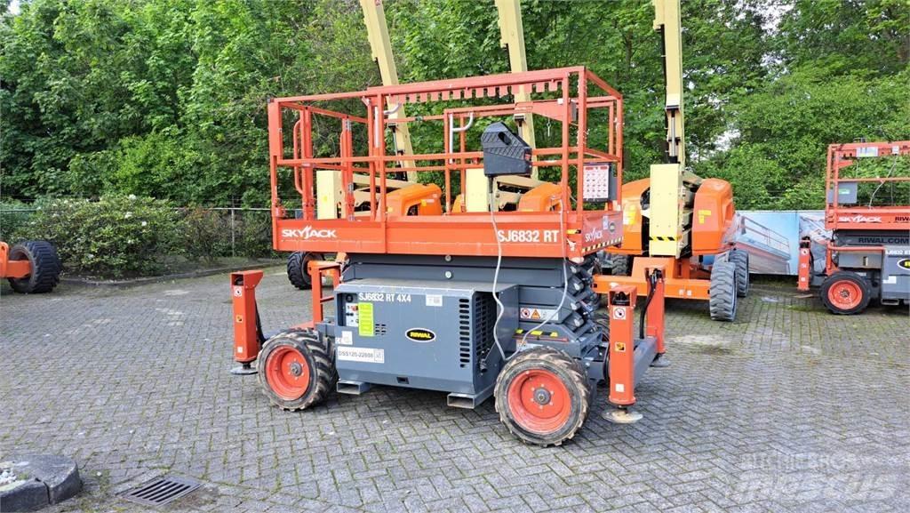 SkyJack 6832RT Makazaste platforme