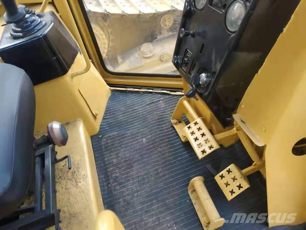 CAT D5M Buldožeri guseničari