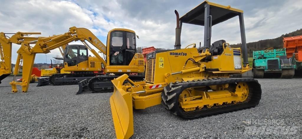 Komatsu D 21 P-8 Buldožeri guseničari