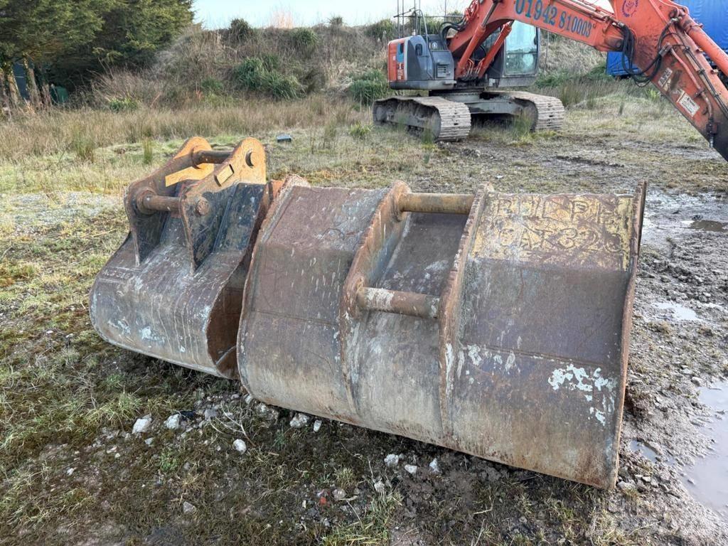 Hitachi ZX225USRLC-3 Bageri guseničari