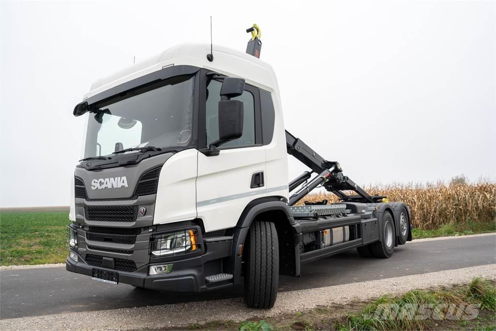 Scania P420 6X2 Rol kiper kamioni sa kukom za podizanje tereta