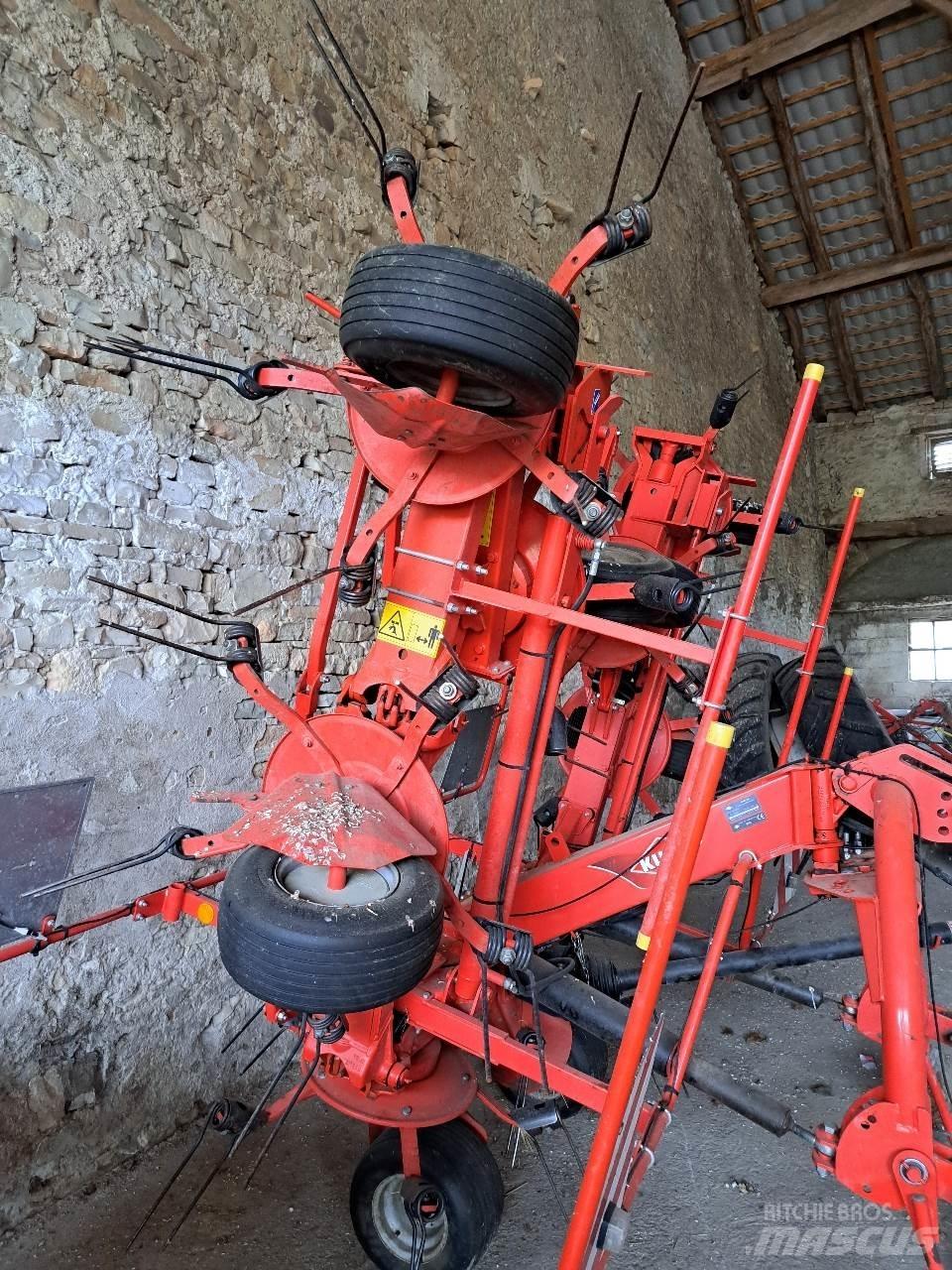 Kuhn GF7902 Okretači i sakupljači sena