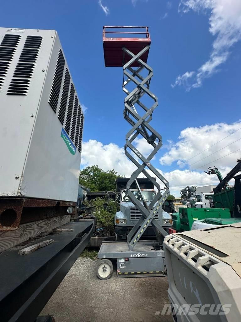 JLG 32 Lift Makazaste platforme