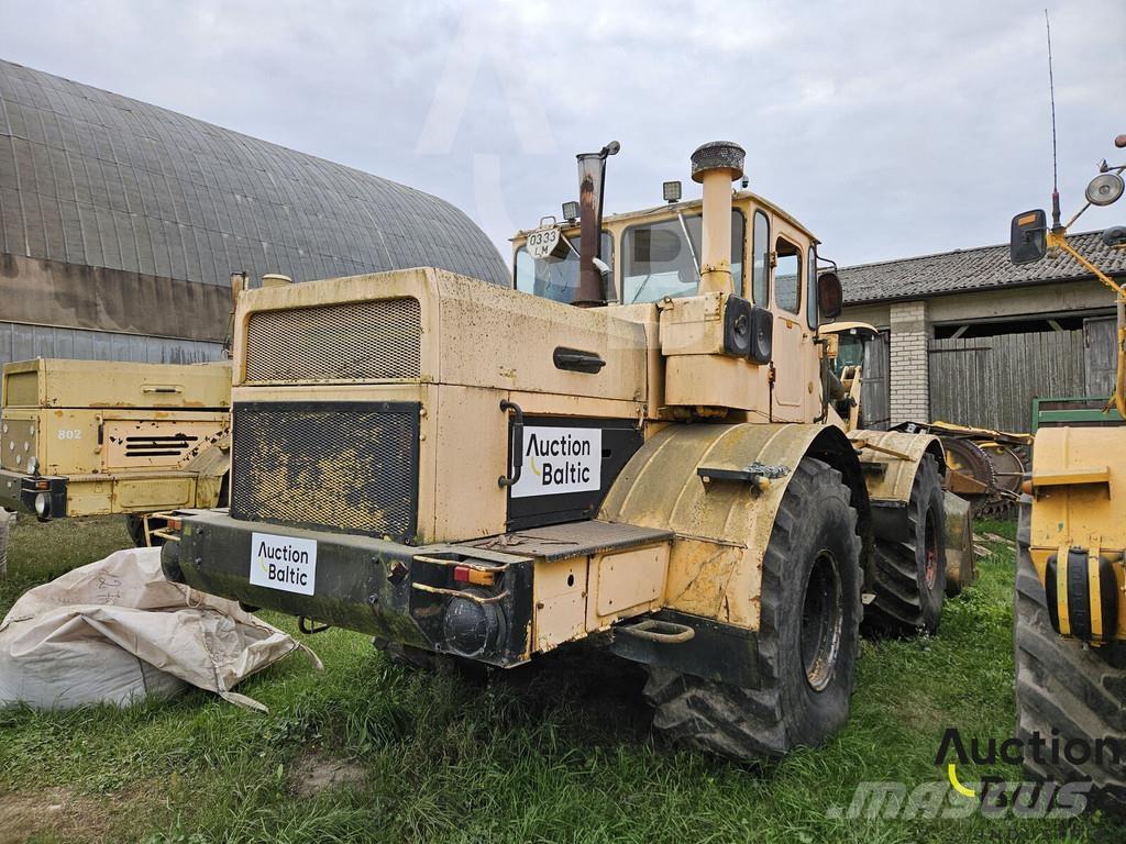  Kirovec K-700A Traktori