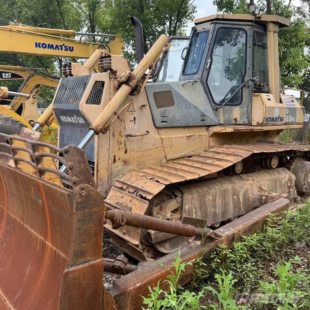 Komatsu D 65 P-12 Buldožeri guseničari