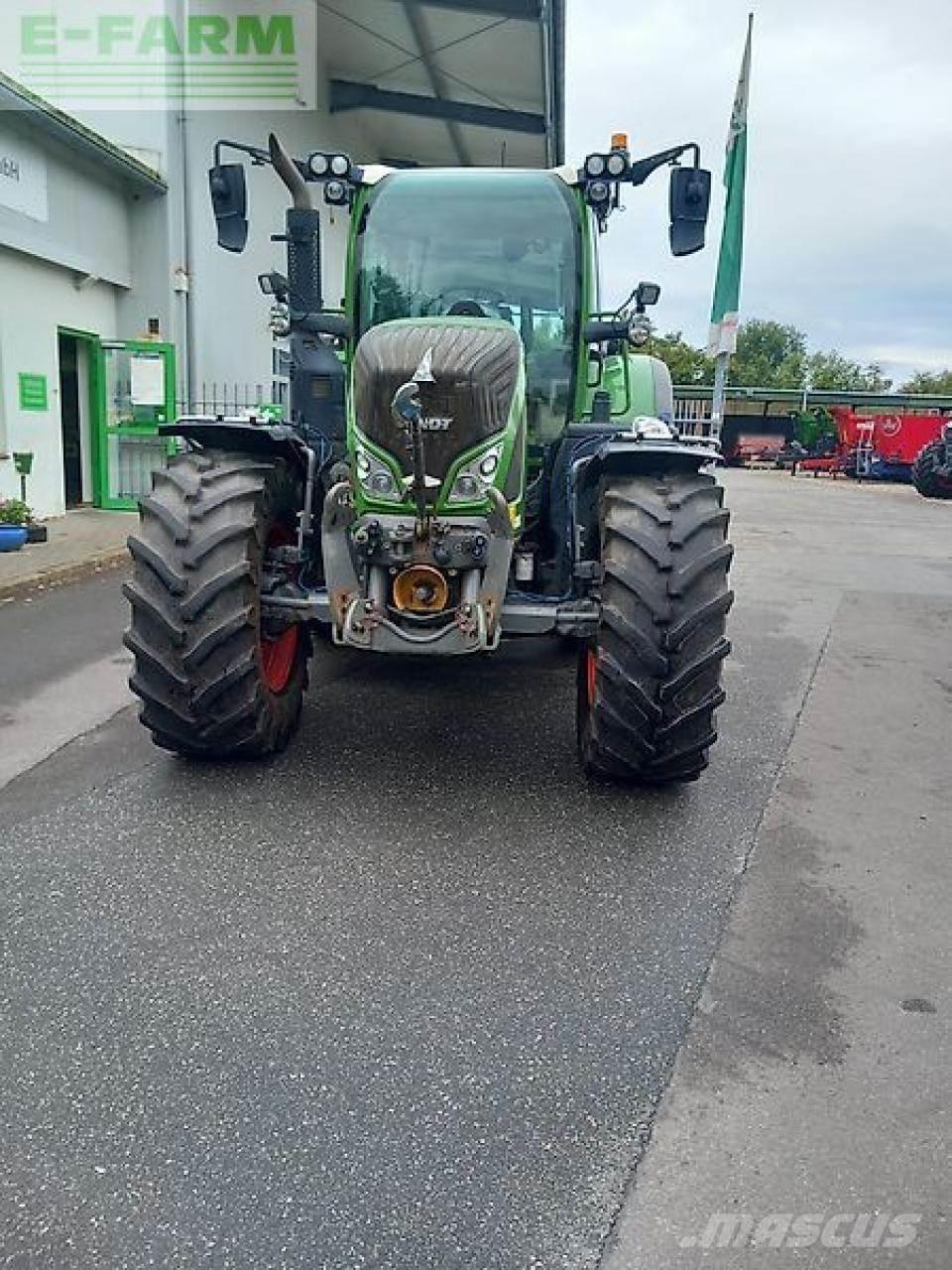 Fendt 724 vario s4 Traktori