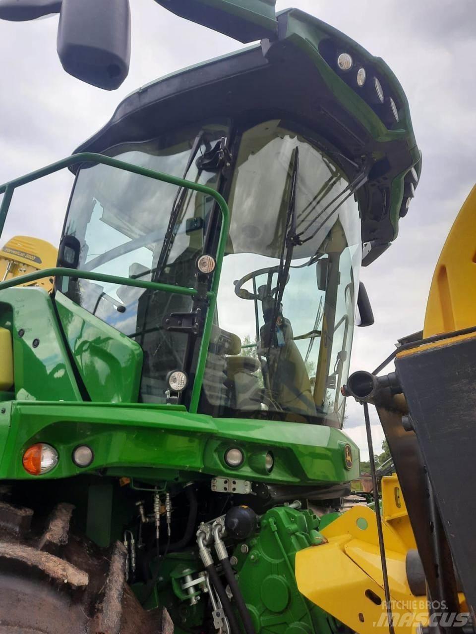 John Deere 8200 i Mašine za stočnu hranu sa sopstvenim pogonom