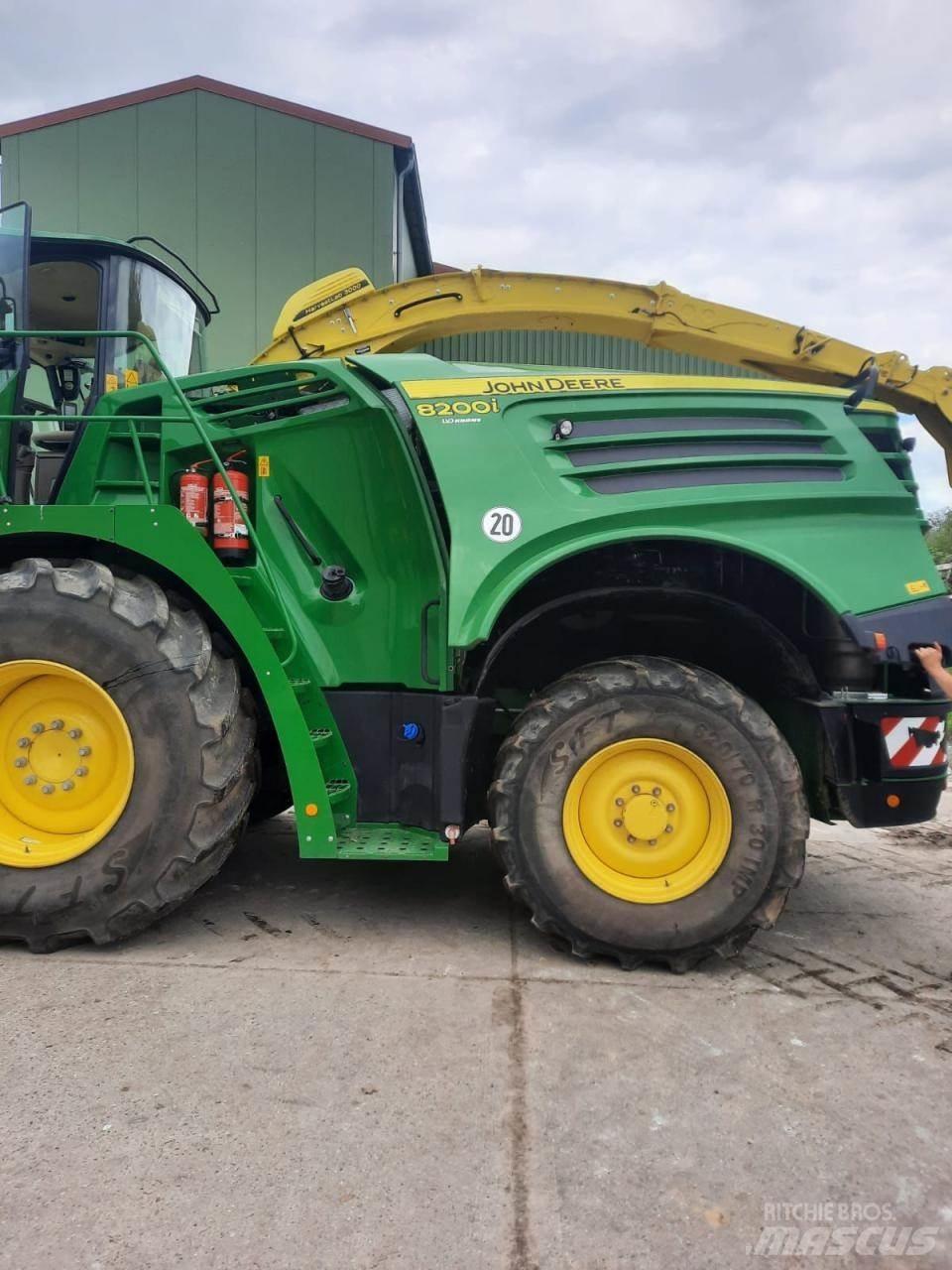 John Deere 8200 i Mašine za stočnu hranu sa sopstvenim pogonom