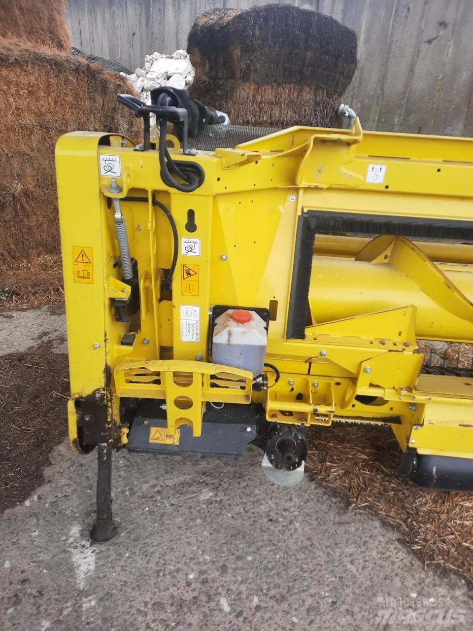John Deere 8200 i Mašine za stočnu hranu sa sopstvenim pogonom
