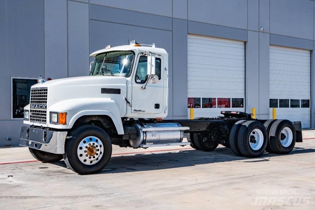 Mack CHN 613 Tegljači