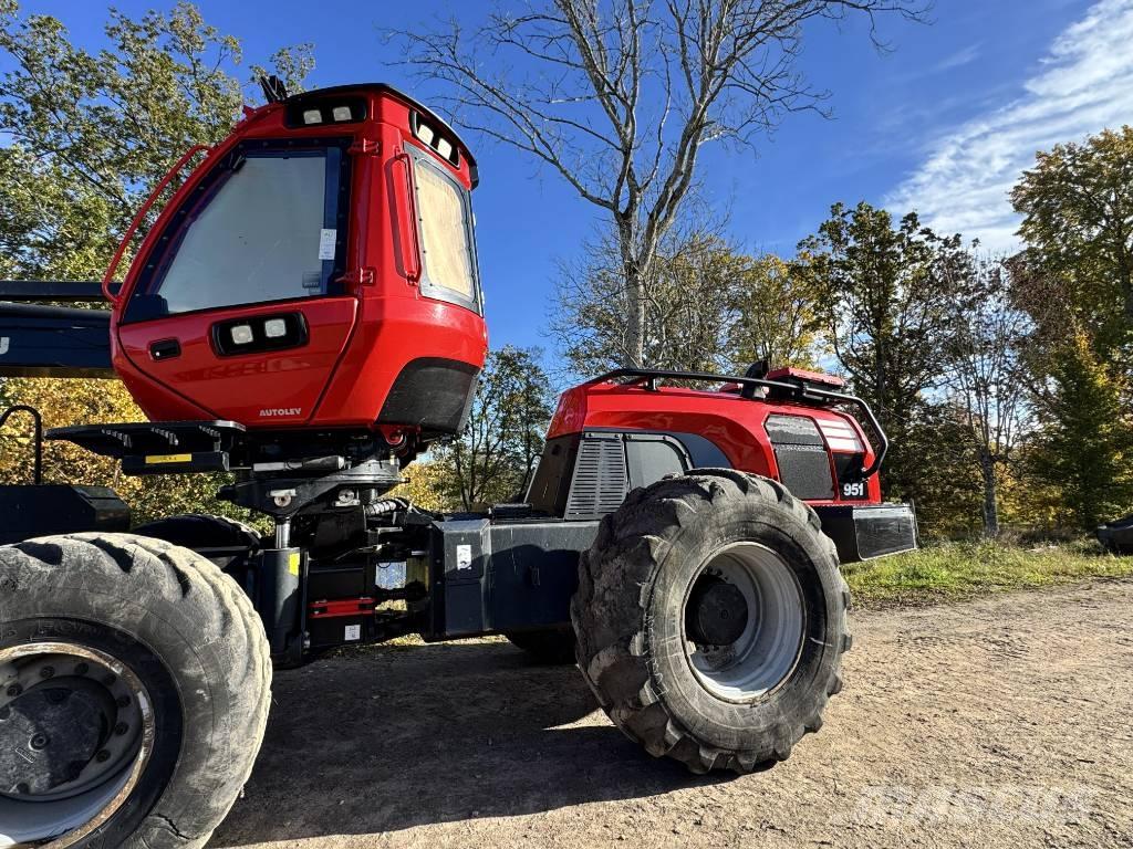 Komatsu 951 Harversteri