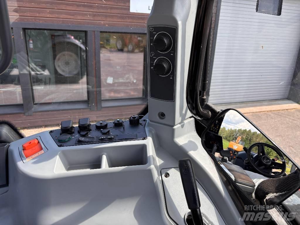 Valtra T 215 Versu Traktori