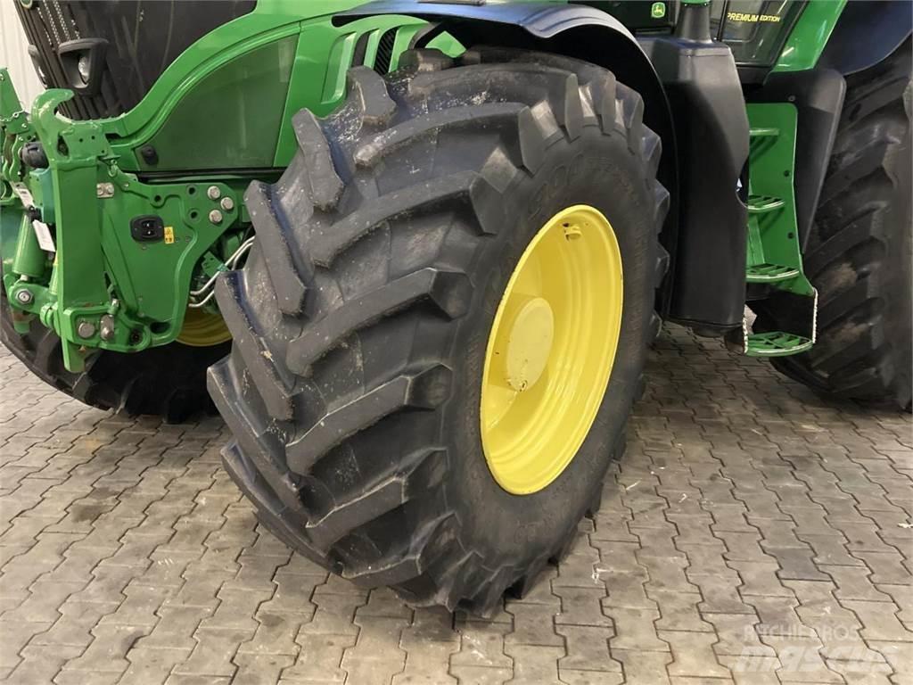 John Deere 6215R Traktori