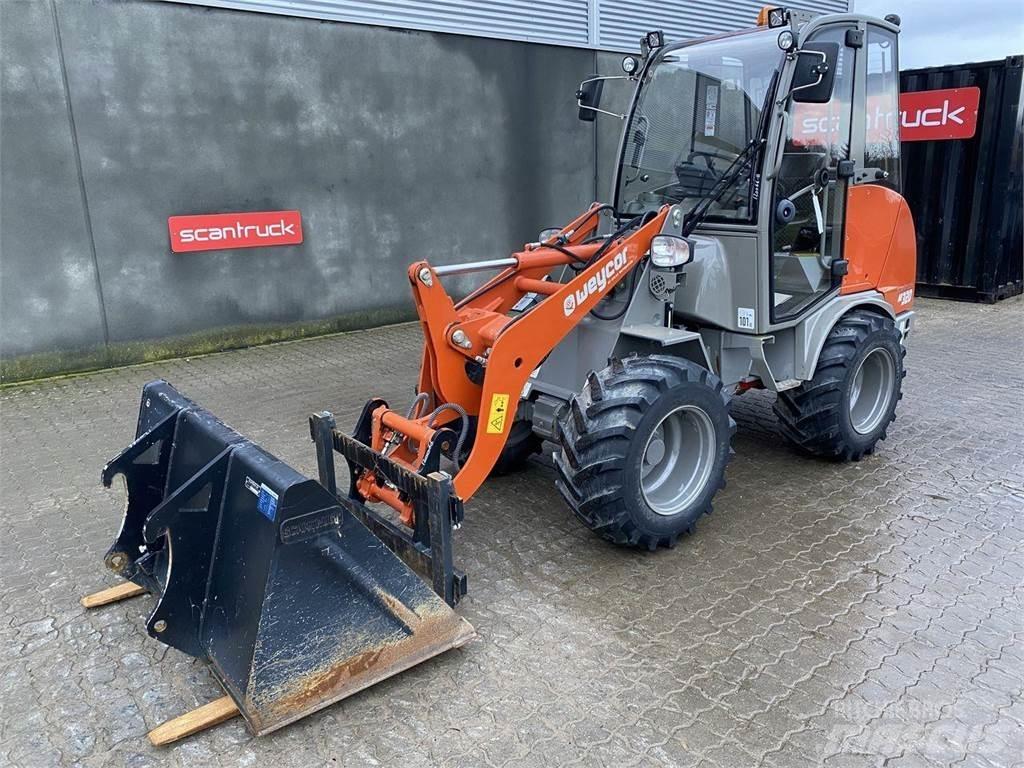 Weycor AR320 Cab Višenamenski utovarivači
