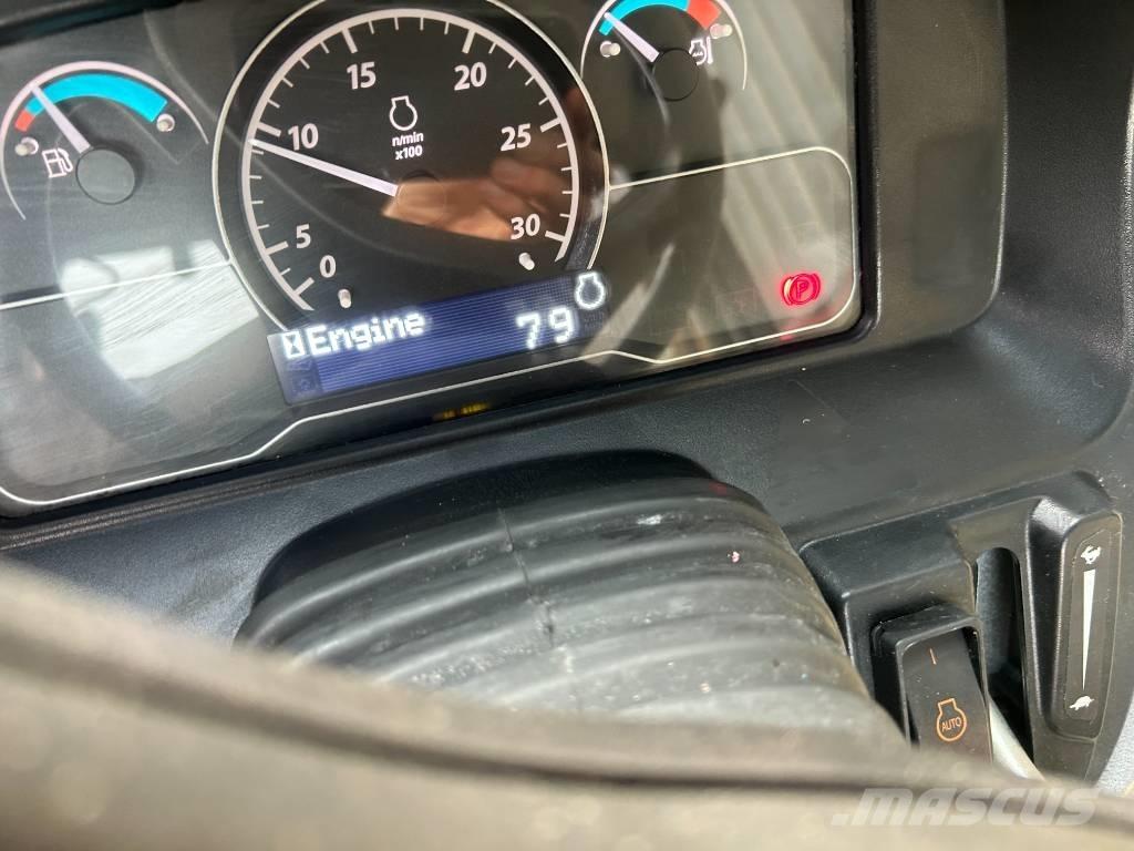 John Deere 2038R Manji traktori