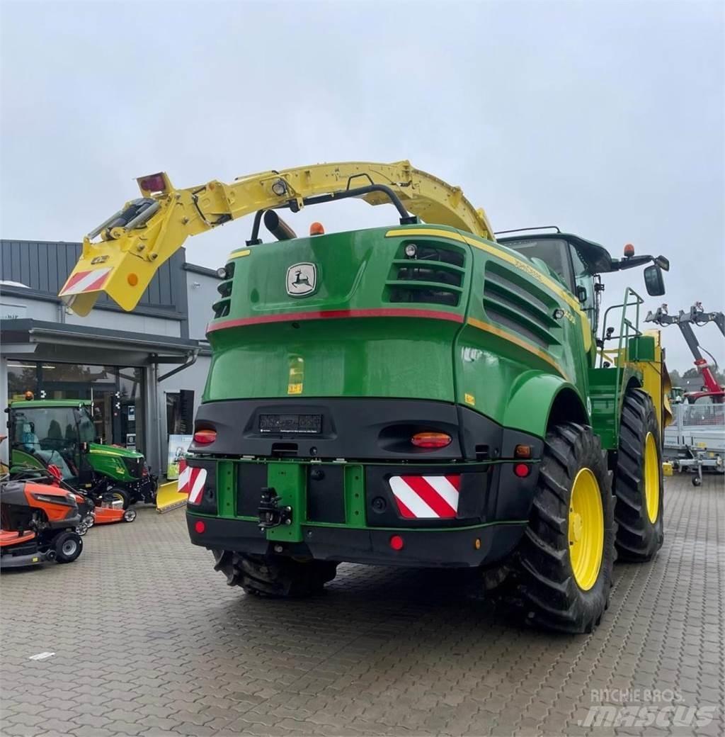 John Deere 8400 i Mašine za stočnu hranu sa sopstvenim pogonom