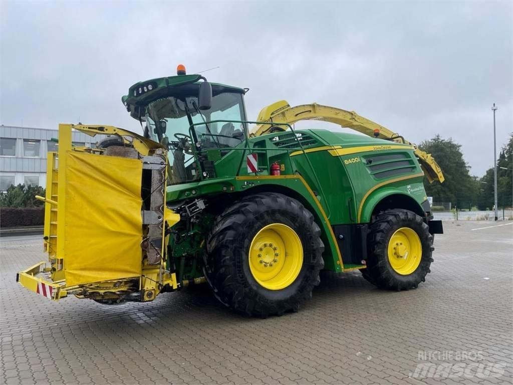 John Deere 8400 i Mašine za stočnu hranu sa sopstvenim pogonom