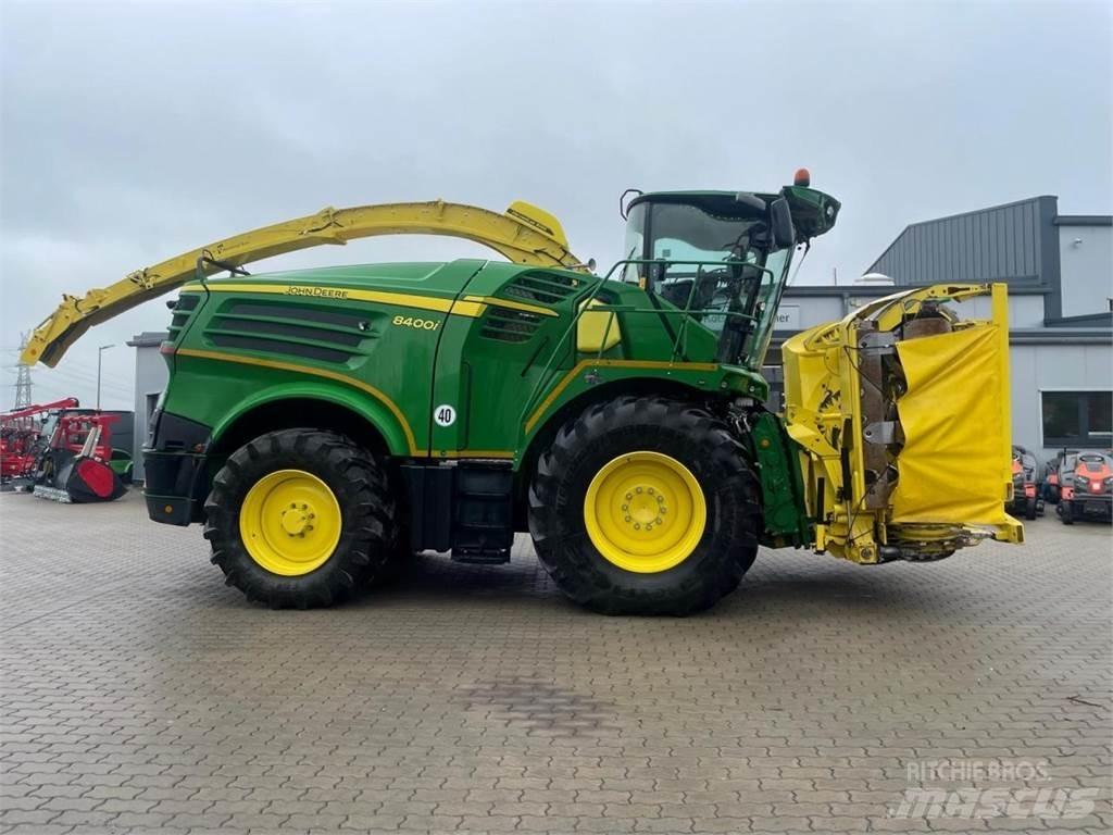 John Deere 8400 i Mašine za stočnu hranu sa sopstvenim pogonom