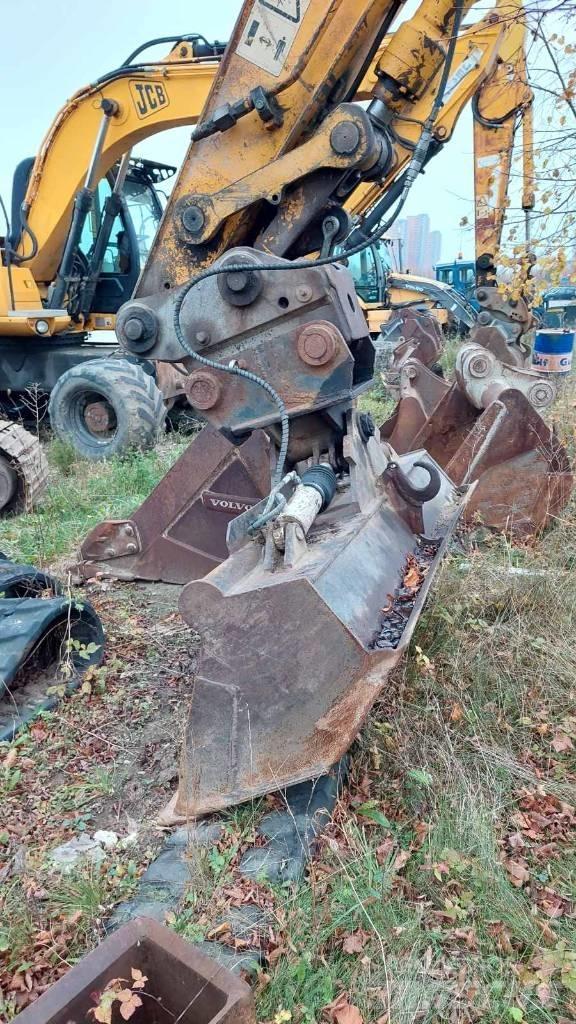 JCB JS 220 LC Bageri guseničari