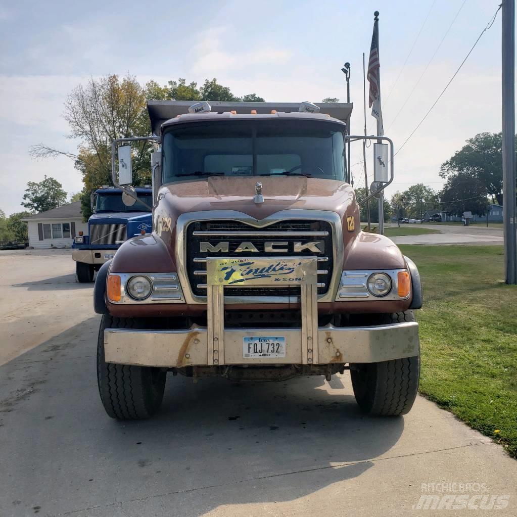 Mack CV 713 Kiperi kamioni