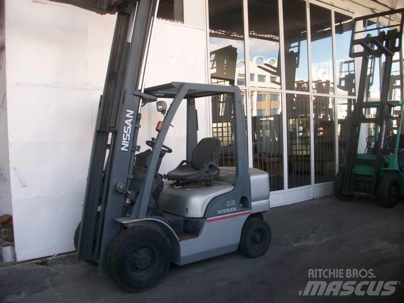 Nissan PL02A25 Plinski viljuškari