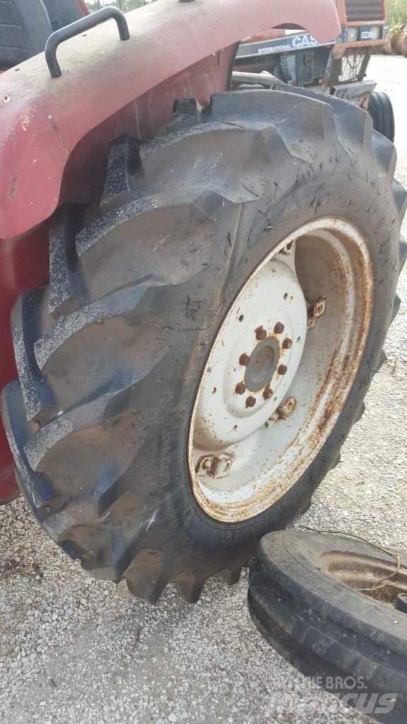  Pneus 12.4-28 Gume, točkovi i felne