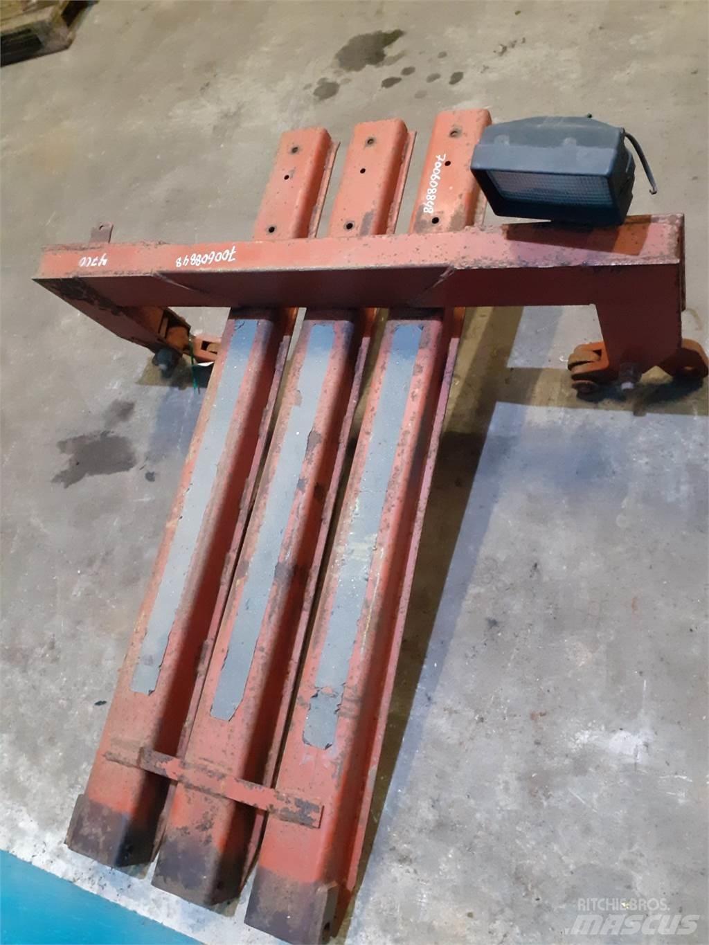Hesston 4700 Pritege za bale