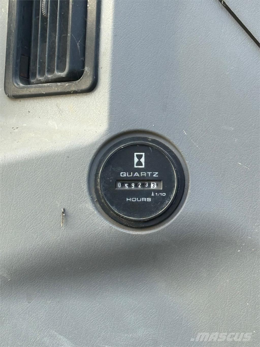 New Holland E305 Bageri guseničari