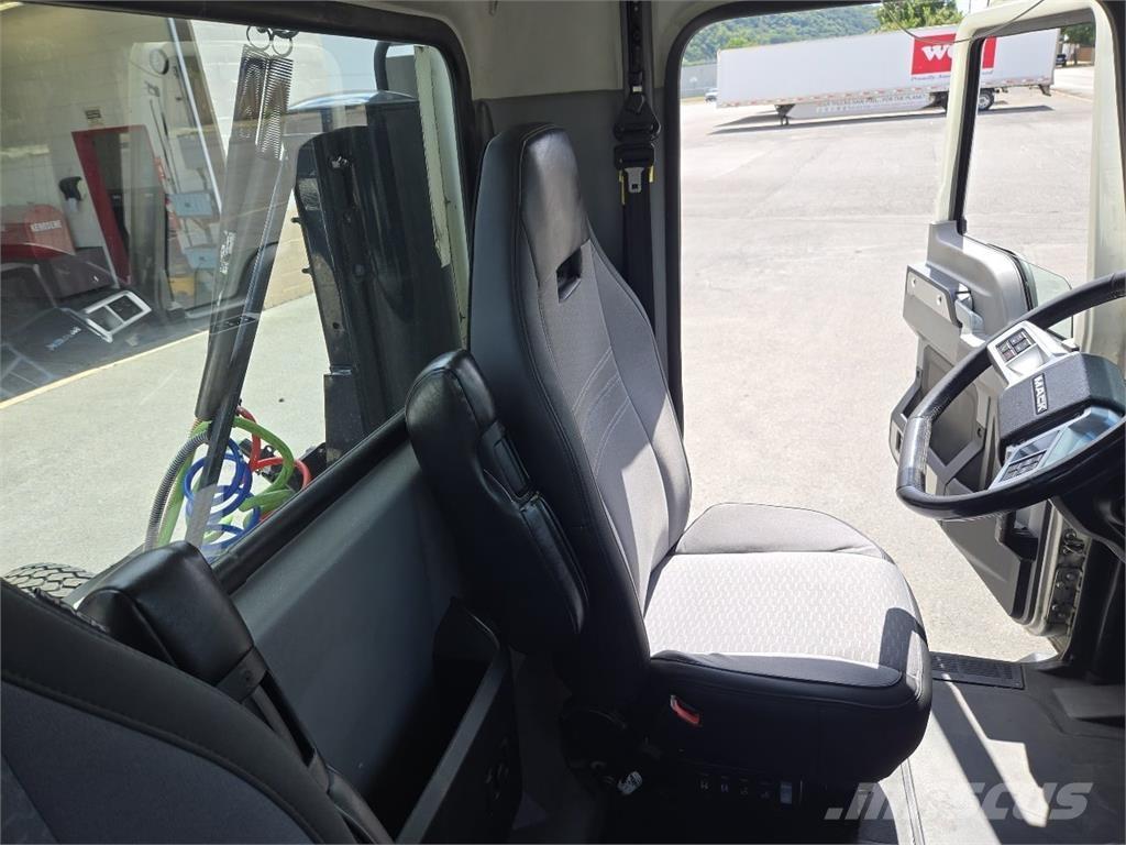 Mack AN64T Tegljači