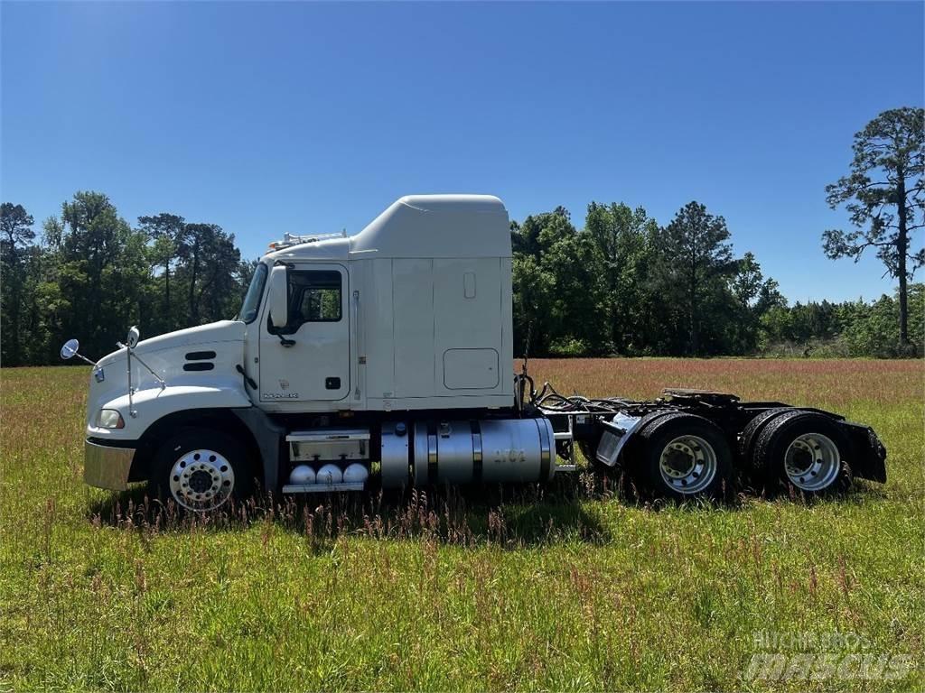 Mack CXU 613 Tegljači