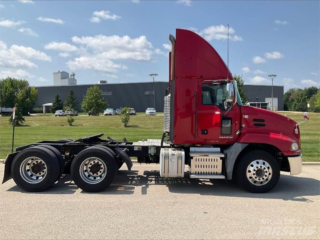 Mack CXU613 Tegljači