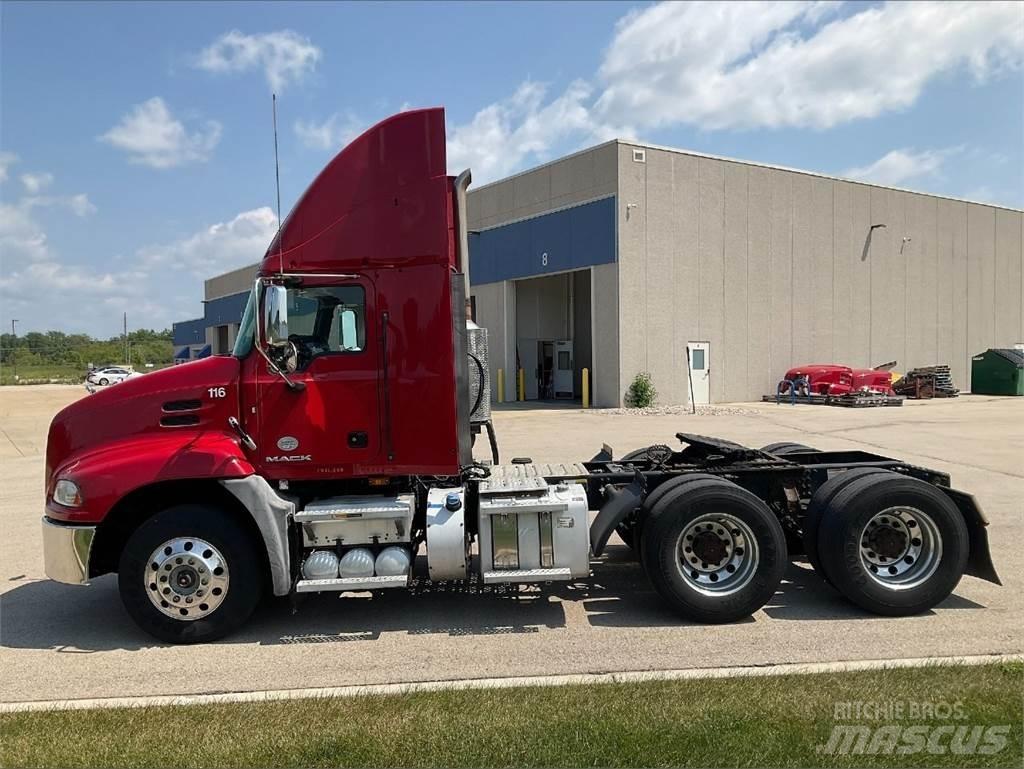 Mack CXU613 Tegljači