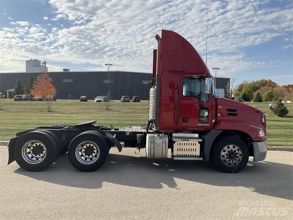Mack CXU613 Tegljači