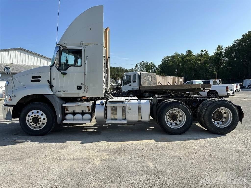 Mack CXU613 Tegljači